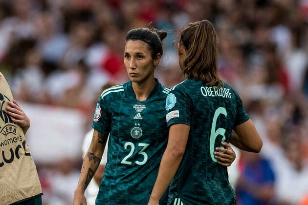 UEFA WOMENS EURO ENGLAND 2022 Final England Germany 31 07 2022 Sara Doorsoun Khajeh Germany, 23 hugs Lena Oberdorf Germany, 6 UEFA WOMENS EURO ENGLAND 2022 Final England Germany Wembley Stadium, London, 31 07 2022 Copyright: xBEAUTIFULxSPORTS Wunderlx