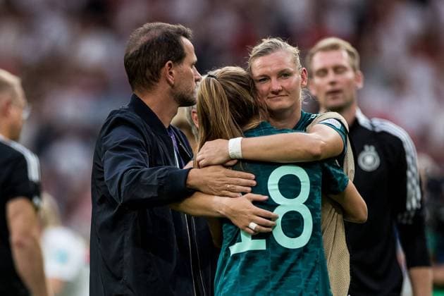 UEFA WOMENS EURO ENGLAND 2022 Final England Germany 31 07 2022 Alexandra Popp Germany, 11 hugs Tabea Wassmuth Germany, 18 UEFA WOMENS EURO ENGLAND 2022 Final England Germany Wembley Stadium, London, 31 07 2022 Copyright: xBEAUTIFULxSPORTS Wunderlx