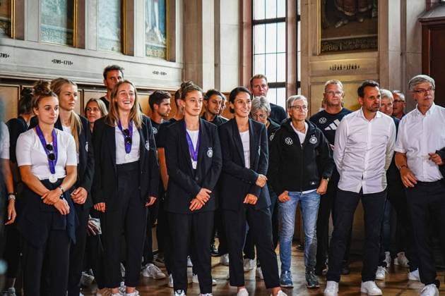 Reception of the german womens national football team Lina Magull (20 Germany), Goalkeeper Merle Frohms (1 Germany), Sydney Lohmann (8 Germany), Felicitas Rauch (17 Germany), Sara Doorsoun (23 Germany) and staff members during the reception of the german womens national football team after the UEFA Womens Euro in England at the Kaisersaal of the town hall Roemer in Frankfurt am Main, Germany. Norina Toenges Sports Press Photo Copyright: xNorinaxToenges SportsxPressxPhotox norina_toenges_sports_press_photo_168438