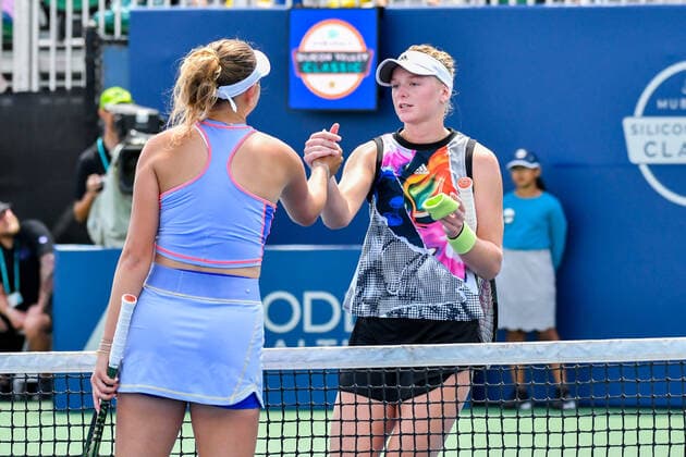 SAN JOSE, CA - AUGUST 01: Ashlyn Krueger, USA, congratulates Amanda Anisimova, USA at the MUBADALA Silicon Valley Classic on Monday, August 1, 2022 at the San Jose State Tennis Center in San Jose, California. (Photo by Douglas Stringer Icon Sportswire) TENNIS: AUG 01 Silicon Valley Classic Icon220801018