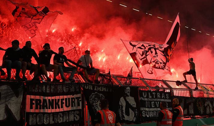 Bilder des Jahres 2022, Sport 08 August Sport Themen der Woche KW31 Sport Bilder des Tages 01.08.2022, xjhx, Fussball DFB Pokal 1.Runde, 1.FC Magdeburg - Eintracht Frankfurt emspor, v.l. Fans Eintracht Frankfurt, Stimmung, Schals, zuenden Bengalos Pyrotechnik (DFL DFB REGULATIONS PROHIBIT ANY USE OF PHOTOGRAPHS as IMAGE SEQUENCES and or QUASI-VIDEO) Magdeburg *** 01 08 2022, xjhx, football DFB Pokal 1 round, 1 FC Magdeburg Eintracht Frankfurt emspor, v l fans Eintracht Frankfurt, mood, scarves, end Bengalos pyrotechnics DFL DFB REGULATIONS PROHIBIT ANY USE OF PHOTOGRAPHS as IMAGE SEQUENCES and or QUASI VIDEO Magdeburg