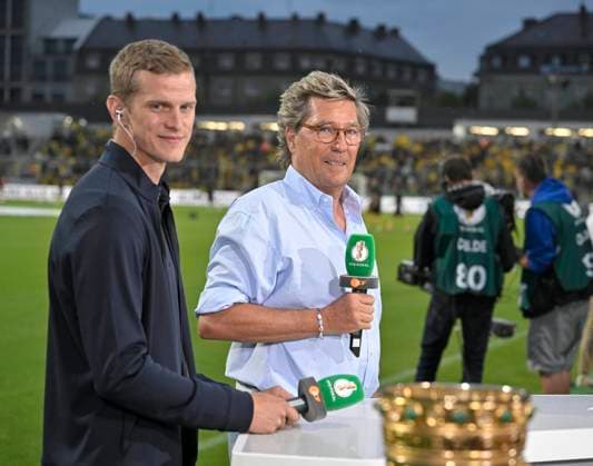 29.07.2022, Fussball DFB-Pokal 2022 2023, 1.Runde, TSV 1860 München - Borussia Dortmund, im Grünwalder Stadion München, v.li: Sven Bender und Ex-Stadionsprecher des TSV 1860 Stefan Schneider ***DFL and DFB regulations prohibit any use of photographs as image sequences and or quasi-video.*** *** 29 07 2022, Football DFB Pokal 2022 2023, 1 round, TSV 1860 München Borussia Dortmund, at Grünwalder Stadion Munich, f li Sven Bender and ex stadium announcer of TSV 1860 Stefan Schneider DFL and DFB regulations prohibit any use of photographs as image sequences and or quasi video
