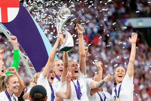 England Women v Germany UEFA WOMENÕS EURO 2022 31 07 2022. Cup Final England women raise trophy after the UEFA WOMENÕS EURO 2022 match between England Women and Germany at Wembley Stadium, London, England on 31 July 2022. London Wembley Stadium Greater London England Editorial use only , Copyright: xManjitxNarotrax PSI-15613-0073
