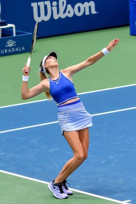 SAN JOSE, CA - AUGUST 01: Katie Boulter (GBR) goes up for a serve at the MUBADALA Silicon Valley Classic on Monday, August 1, 2022 at the San Jose State Tennis Center in San Jose, California. (Photo by Douglas Stringer Icon Sportswire) TENNIS: AUG 01 Silicon Valley Classic Icon220801042