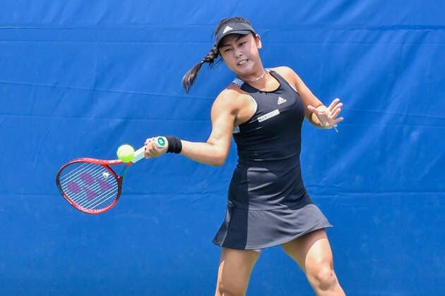 SAN JOSE, CA - AUGUST 01: Eri Hozumi (JPN) gets set for a volley at the MUBADALA Silicon Valley Classic on Monday, August 1, 2022 at the San Jose State Tennis Center in San Jose, California. (Photo by Douglas Stringer Icon Sportswire) TENNIS: AUG 01 Silicon Valley Classic Icon220801062
