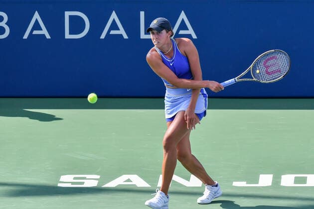 SAN JOSE, CA - AUGUST 01: Madison Keys (USA) returns the ball at the MUBADALA Silicon Valley Classic on Monday, August 1, 2022 at the San Jose State Tennis Center in San Jose, California. (Photo by Douglas Stringer Icon Sportswire) TENNIS: AUG 01 Silicon Valley Classic Icon220801080