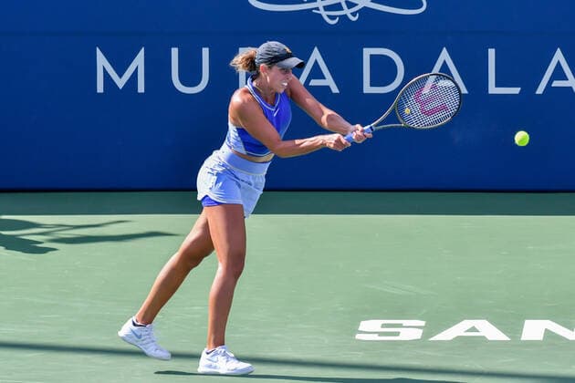 SAN JOSE, CA - AUGUST 01: Madison Keys (USA) stretches for a backhand return at the MUBADALA Silicon Valley Classic on Monday, August 1, 2022 at the San Jose State Tennis Center in San Jose, California. (Photo by Douglas Stringer Icon Sportswire) TENNIS: AUG 01 Silicon Valley Classic Icon220801101