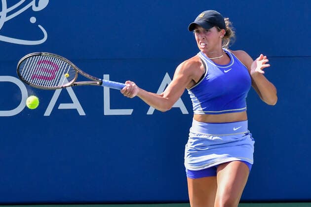 SAN JOSE, CA - AUGUST 01: Madison Keys (USA) puts some spin on a forehand return at the MUBADALA Silicon Valley Classic on Monday, August 1, 2022 at the San Jose State Tennis Center in San Jose, California. (Photo by Douglas Stringer Icon Sportswire) TENNIS: AUG 01 Silicon Valley Classic Icon220801114