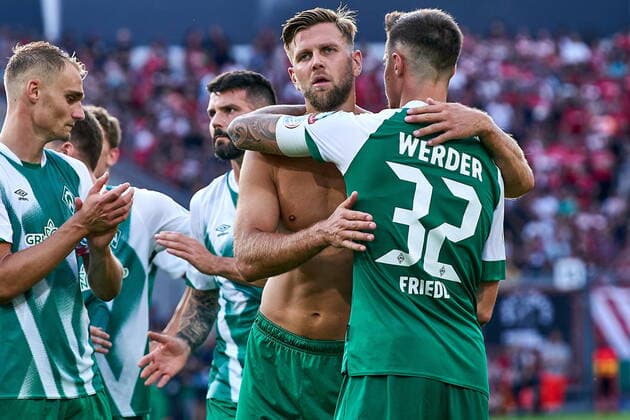 GER, Pokal 01, Energie Cottbus vs SV Werder Bremen 01.08.2022, Stadion der Freundschaft, Cottbus, GER, DFB-Pokal, 1. Runde, FC Energie Cottbus vs SV Werder Bremen, im Bild Niclas Füllkrug Fuellkrug (SV Werder Bremen 11) mit freiem Oberkörper umarmt Marco Friedl (SV Werder Bremen 32), recht, nach dem Abpfiff. Foto: nordphoto GmbH gumzmedia *** GER, Cup 01, Energie Cottbus vs SV Werder Bremen 01 08 2022, Stadion der Freundschaft, Cottbus, GER, DFB Pokal, 1 round, FC Energie Cottbus vs SV Werder Bremen, in picture Niclas Füllkrug Fuellkrug SV Werder Bremen 11 with free upper body hugs Marco Friedl SV Werder Bremen 32 , right, after the final whistle Foto nordphoto GmbH gumzmedia nordphotoxGmbHx xgumzmedia nphgm001