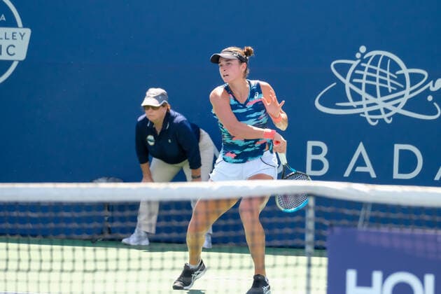 SAN JOSE, CA - AUGUST 02: Caroline Dolehide (USA) delivers a forehand return in the Mubadala Silicon Valley Classic on Tuesday, August 2, 2022 at the Tennis Complex at San Jose State University in San Jose, California. (Photo by Douglas Stringer Icon Sportswire) TENNIS: AUG 02 Silicon Valley Classic Icon220802003