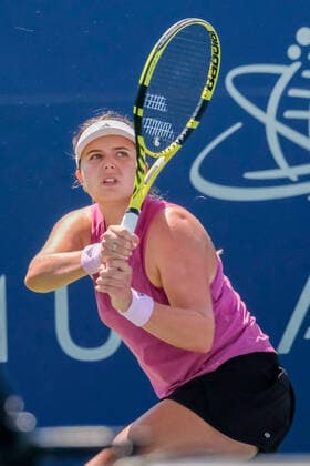 SAN JOSE, CA - AUGUST 02: Kayla Day (USA) watches her volley over the net in the Mubadala Silicon Valley Classic on Tuesday, August 2, 2022 at the Tennis Complex at San Jose State University in San Jose, California. (Photo by Douglas Stringer Icon Sportswire) TENNIS: AUG 02 Silicon Valley Classic Icon220802009
