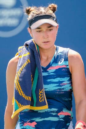 SAN JOSE, CA - AUGUST 02: Caroline Dolehide (USA) walks to her break station between sets in the Mubadala Silicon Valley Classic on Tuesday, August 2, 2022 at the Tennis Complex at San Jose State University in San Jose, California. (Photo by Douglas Stringer Icon Sportswire) TENNIS: AUG 02 Silicon Valley Classic Icon220802010