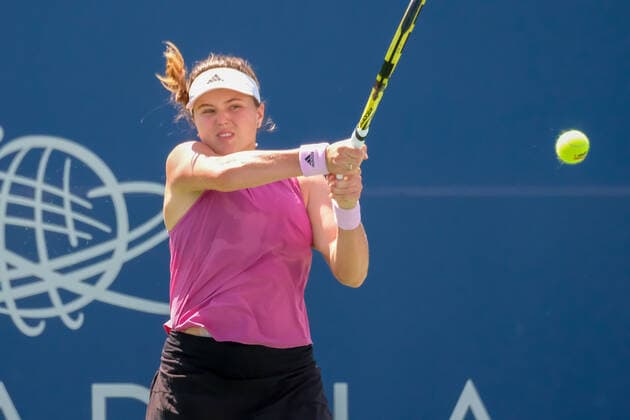 SAN JOSE, CA - AUGUST 02: Kayla Day (USA) delivers a double forehand in the Mubadala Silicon Valley Classic on Tuesday, August 2, 2022 at the Tennis Complex at San Jose State University in San Jose, California. (Photo by Douglas Stringer Icon Sportswire) TENNIS: AUG 02 Silicon Valley Classic Icon220802017
