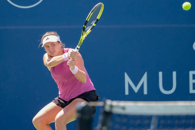 SAN JOSE, CA - AUGUST 02: Kayla Day (USA) drives the ball back in the second set with Caroline Dolehide (USA) in the Mubadala Silicon Valley Classic on Tuesday, August 2, 2022 at the Tennis Complex at San Jose State University in San Jose, California. (Photo by Douglas Stringer Icon Sportswire) TENNIS: AUG 02 Silicon Valley Classic Icon220802021