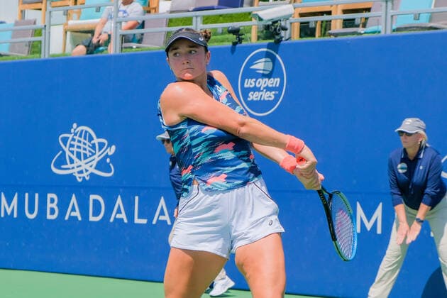 SAN JOSE, CA - AUGUST 02: Caroline Dolehide (USA) tracks the ball, ready with a double backhand in the Mubadala Silicon Valley Classic on Tuesday, August 2, 2022 at the Tennis Complex at San Jose State University in San Jose, California. (Photo by Douglas Stringer Icon Sportswire) TENNIS: AUG 02 Silicon Valley Classic Icon220802032
