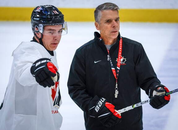 August 2, 2022, Calgary, AB, CANADA: CanadaöÄÃ s National Junior Team head coach Dave Cameron, right, talks with forward William Dufour during a training camp practice in Calgary, Tuesday, Aug. 2, 2022. Dave Cameron, William Dufour - ZUMAc35_ 20220802_zaf_c35_013 Copyright: xJeffxMcintoshx