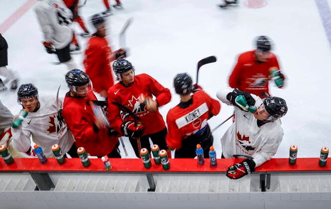 August 2, 2022, Calgary, AB, CANADA: Members of CanadaöÄÃ s National Junior Team take a water break during a training camp practice in Calgary, Tuesday, Aug. 2, 2022. Canada News - August 2, 2022  - ZUMAc35_ 20220802_zaf_c35_022 Copyright: xJeffxMcintoshx