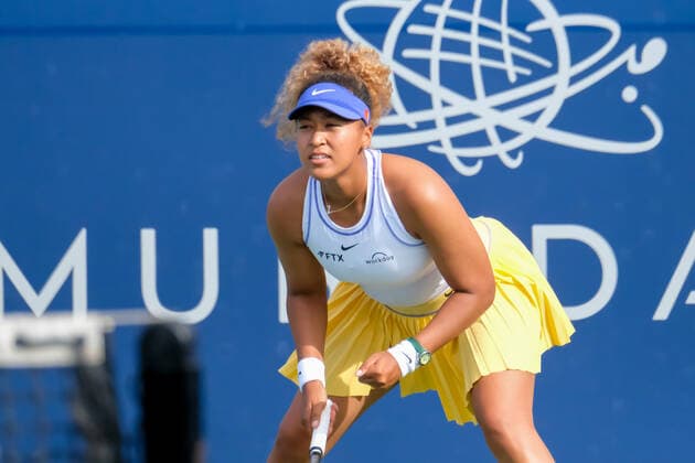 SAN JOSE, CA - AUGUST 02: Naomi Osaka (JPN) set for a serve from Qinwen Zheng (CHN) in the Mubadala Silicon Valley Classic on Tuesday, August 2, 2022 at the Tennis Complex at San Jose State University in San Jose, California. (Photo by Douglas Stringer Icon Sportswire) TENNIS: AUG 02 Silicon Valley Classic Icon220802075