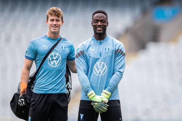 220803 Goalkeeper Viktor Andersson and goalkeeper Ismael Diawara during a training session with Malmö FF on August 3, 2022 in Malmö Photo Mathilda Ahlberg BILDBYRAN COP 240 MA0284 football football soccer fotball uefa europa league training practice training malmö ff bbeng,  Copyright: MATHILDAxAHLBERG BB220803BB023