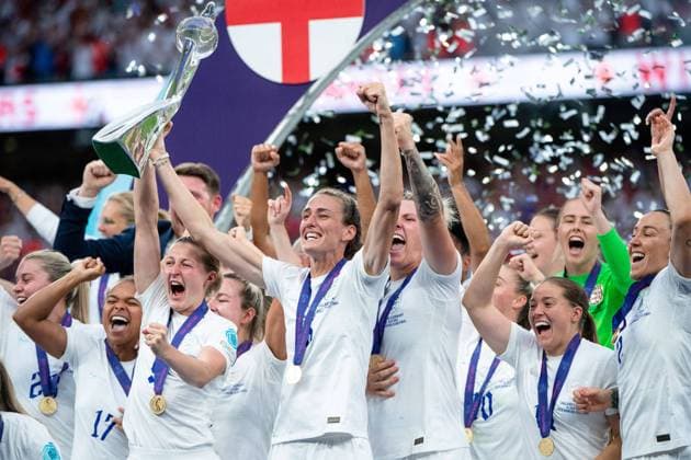 Ellen White England 9 , Jill Scott England 16 and team rejoice over victory and European Championship title, GBR, England vs Germany, Football UEFA Womens EURO 2022, 31 07 2022, Final GBR, England vs Germany, Football UEFA Womens EURO 2022, 31 07 2022, Final London Copyright: xEibner Memmlerx EP_MMR