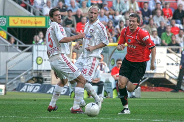 Aus 1. BL. Saison 2007 08 Hannover 96 - Bayer Leverkusen 0:3 am 23.09.2007. Im Foto: am Ball Han96 Spieler Benjamin Lauth gegen Manuel Friedrich 5 und Sergej Barbarez *** From 1 BL season 2007 08 Hannover 96 Bayer Leverkusen 0 3 on 23 09 2007 In the photo on the ball Han96 player Benjamin Lauth against Manuel Friedrich 5 and Sergej Barbarez