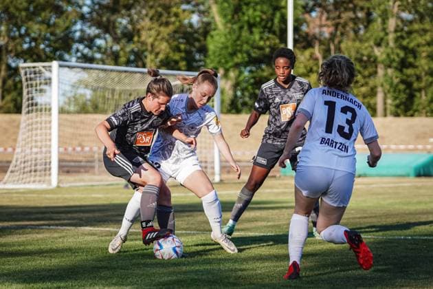 Preseason friendly - SG 99 Andernach v 1. FC Union Berlin Anabel Luedecke (9 Berlin) battle for the ball prior to Zoe Brueckel (22 Andernach) during the preseason friendly match between SG 99 Andernach and 1. FC Union Berlin at the Andernach Stadium in Andernach, Germany. Norina Toenges Sports Press Photo  Copyright: xNorinaxToenges SportsxPressxPhotox norina_toenges_sports_press_photo_168834