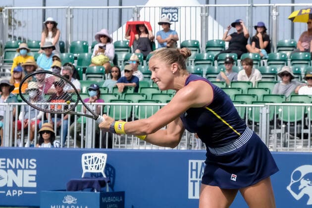 SAN JOSE, CA - AUGUST 02: Shelby Rogers (USA) delivers a backhand to opponent Bianca Andreescu (CAN) in the Mubadala Silicon Valley Classic on Tuesday, August 2, 2022 at the Tennis Complex at San Jose State University in San Jose, California. (Photo by Douglas Stringer Icon Sportswire) TENNIS: AUG 02 Silicon Valley Classic Icon220802130
