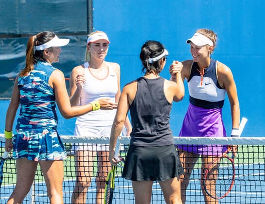 (220804) -- SAN JOSE, Aug. 4, 2022 -- Xu Yifan (2nd R) Yang Zhaoxuan (1st L) of China greet Nadiia Kichenok (2nd L) of Ukraine Tereza Mihalikova (1st R) of Slovakia after the women s doubles round of 16 match at the 2022 Mubadala Silicon Valley Classic in San Jose, California, the United States, Aug. 3, 2022. (Photo by Xinhua) (SP)U.S.-SAN JOSE-TENNIS WTA, Tennis Damen 500 ArthurxDong 