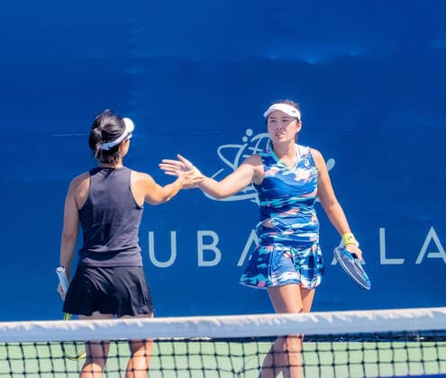 (220804) -- SAN JOSE, Aug. 4, 2022 -- Xu Yifan (L) Yang Zhaoxuan of China react during the women s doubles round of 16 match against Nadiia Kichenok of Ukraine Tereza Mihalikova of Slovakia at the 2022 Mubadala Silicon Valley Classic in San Jose, California, the United States, Aug. 3, 2022. (Photo by Xinhua) (SP)U.S.-SAN JOSE-TENNIS WTA, Tennis Damen 500 ArthurxDong 