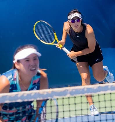 (220804) -- SAN JOSE, Aug. 4, 2022 -- Xu Yifan (R) Yang Zhaoxuan of China compete during the women s doubles round of 16 match against Nadiia Kichenok of Ukraine Tereza Mihalikova of Slovakia at the 2022 Mubadala Silicon Valley Classic in San Jose, California, the United States, Aug. 3, 2022. (Photo by Xinhua) (SP)U.S.-SAN JOSE-TENNIS WTA, Tennis Damen 500 ArthurxDong 