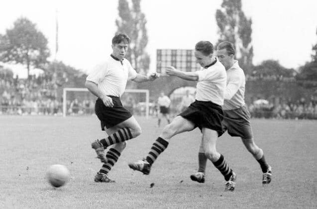 Europapokal der Landesmeister 1. Runde. Borussia Dortmund - Spora Luxemburg 7:0 16.09.1956. Spielszene von links : Alfred Kelbassa und Helmut Kapitulski *** European Cup 1 round Borussia Dortmund Spora Luxembourg 7 0 16 09 1956 match scene from left Alfred Kelbassa and Helmut Kapitulski HM