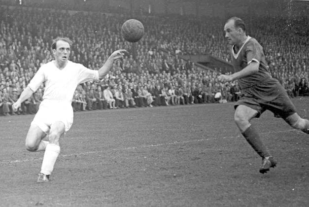 FC Schalke 04 - VFL Bochum 2:4 02.09.1956 links Bernie Klodt (S04) in Aktion gegen Fritz Hillemann (Bochum) Editorial use only ! nur fuer journalistische Zwecke ! *** FC Schalke 04 VFL Bochum 2 4 02 09 1956 left Bernie Klodt S04 in action against Fritz Hillemann Bochum Editorial use only for journalistic purposes HM
