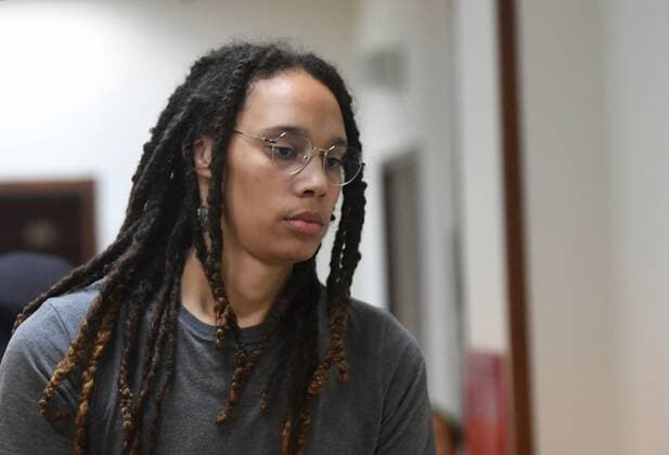 Sport Bilder des Tages Basketball, Brittney Griner erscheint zu einem Gerichtstermin in Moskau Russia US Basketball Player Trial 8248335 04.08.2022 US basketball star Brittney Griner is seen after a court hearing on her case in Khimki, outside Moscow, Russia. Her lawyers Alexander Boikov and Maria Blagovolina are at right. Brittney Griner, a two-time Olympic gold medalist in basketball, was detained at a Moscow airport in February after a police dog alerted officers to a vape cartridge containing cannabis extracts in her luggage. Sputnik Khimki Moscow region Russia  Copyright: xx