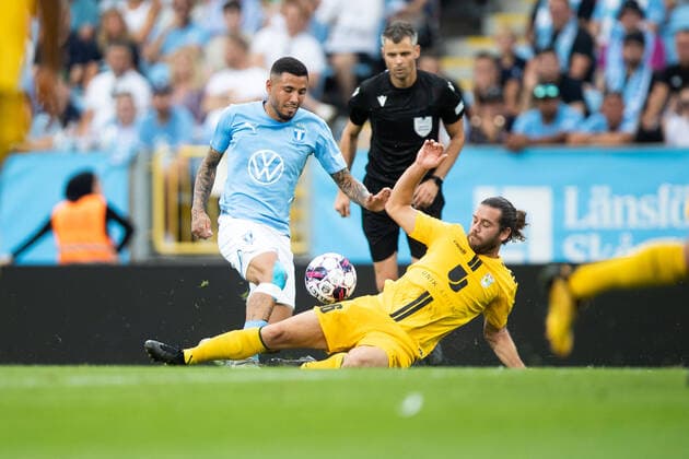 220804 Sergio Pena of Malmö FF and Charles Morren of Diddeleng during the UEFA Europa League qualification match between Malmö FF and Diddeleng on August 4, 2022 in Malmö Photo Mathilda Ahlberg BILDBYRAN COP 240 MA0288 fotboll football soccer fotball uefa europa league kval qualifying round qualification malmö ff diddeleng bbeng dudelange,  Copyright: MATHILDAxAHLBERG BB220804BB179