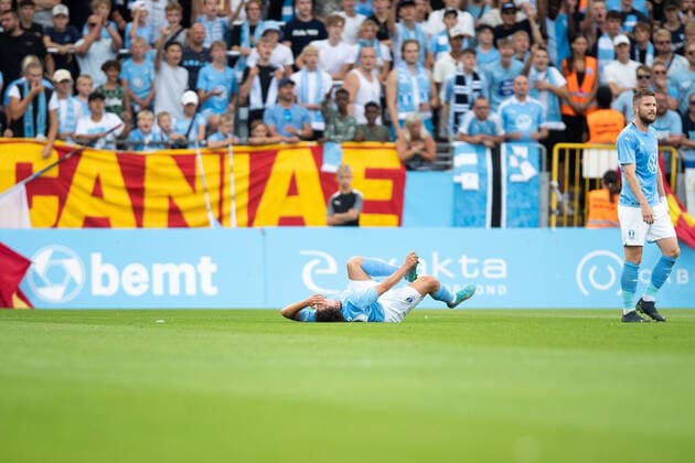 220804 Moustafa Zeidan of Malmö FF in pain during the UEFA Europa League qualification match between Malmö FF and Diddeleng on August 4, 2022 in Malmö Photo Mathilda Ahlberg BILDBYRAN COP 240 MA0288 football football soccer fotball uefa europa league qualifying round qualification malmö ff diddeleng bbeng dudelange damage,  Copyright: MATHILDAxAHLBERG BB220804BB180