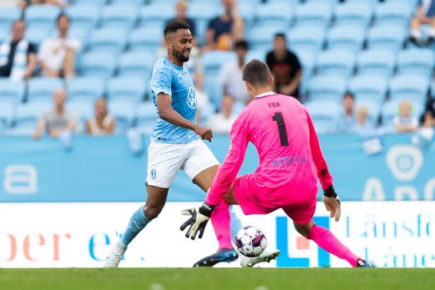 220804 Isaac Kiese Thelin of Malmö FF and goalkeeper Lucas Fox of Diddeleng during the UEFA Europa League qualification match between Malmö FF and Diddeleng on August 4, 2022 in Malmö Photo Mathilda Ahlberg BILDBYRAN COP 240 MA0288 fotbol football soccer fotball uefa europa league qualifying round qualification malmö ff diddeleng bbeng dudelange,  Copyright: MATHILDAxAHLBERG BB220804BB198