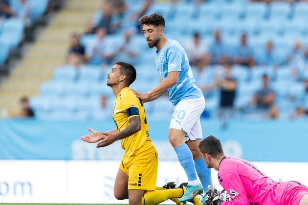 220804 Moustafa Zeidan of Malmö FF and Mehdi Kirch of Diddeleng during the UEFA Europa League qualification match between Malmö FF and Diddeleng on August 4, 2022 in Malmö Photo Mathilda Ahlberg BILDBYRAN COP 240 MA0288 fotbol football soccer fotball uefa europa league kval qualifying round qualification malmö ff diddeleng bbeng dudelange,  Copyright: MATHILDAxAHLBERG BB220804BB205