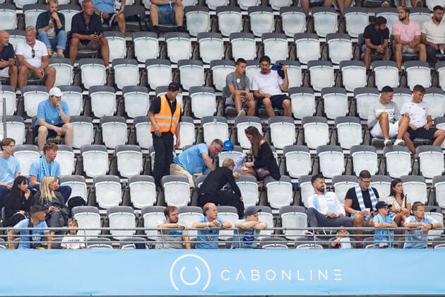 220804 Spectator in the stands receives medical assistance during the UEFA Europa League qualification match between Malmö FF and Diddeleng on August 4, 2022 in Malmö Photo Mathilda Ahlberg BILDBYRAN COP 240 MA0288 fotboll football soccer fotball uefa europa league kval qualifying round qualification malmö ff diddeleng bbeng dudelange public,  Copyright: MATHILDAxAHLBERG BB220804BB233