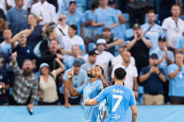 220804 Isaac Kiese Thelin of Malmö FF celebrate after 1 0 during the UEFA Europa League qualification match between Malmö FF and Diddeleng on August 4, 2022 in Malmö Photo Mathilda Ahlberg BILDBYRAN COP 240 MA0288 football football soccer fotball uefa europa league qualifying round qualification malmö ff diddeleng bbeng dudelange jubilation,  Copyright: MATHILDAxAHLBERG BB220804BB234