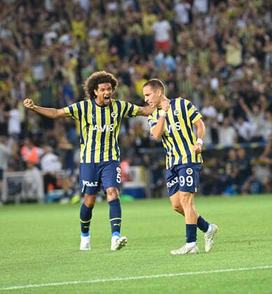 Fußball, EL-Quali, Fenerbahce Istanbul - 1. FC Slovacko Uherske Hradiste Willian Arao (L) and Emre Mor (R) of Fenerbahce SK during the UEFA Europa League Third Qualifying Round first Leg match between Fenerbahce SK and FC Slovacko at Ulker Stadium in Istanbul Turkey on August 04 , 2022. ( Photo by Seskimphoto ) 
