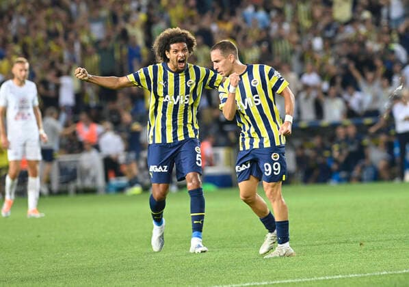 Fußball, EL-Quali, Fenerbahce Istanbul - 1. FC Slovacko Uherske Hradiste Willian Arao (L) and Emre Mor (R) of Fenerbahce SK during the UEFA Europa League Third Qualifying Round first Leg match between Fenerbahce SK and FC Slovacko at Ulker Stadium in Istanbul Turkey on August 04 , 2022. ( Photo by Seskimphoto ) 