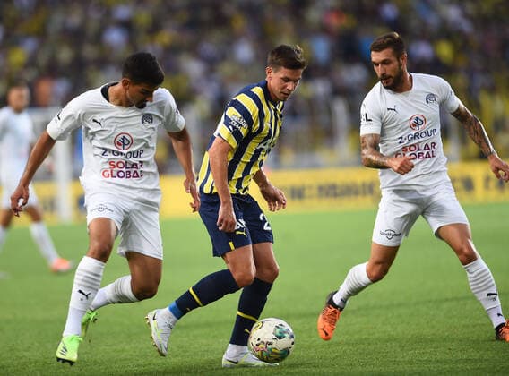 Fußball, EL-Quali, Fenerbahce Istanbul - 1. FC Slovacko Uherske Hradiste Miha Zajc of Fenerbahce SK and Merchas Doski (L) , Marek Havlik (R) of FC Slovacko during the UEFA Europa League Third Qualifying Round first Leg match between Fenerbahce SK and FC Slovacko at Ulker Stadium in Istanbul Turkey on August 04 , 2022. ( Photo by Seskimphoto ) 