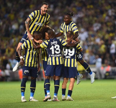Fußball, EL-Quali, Fenerbahce Istanbul - 1. FC Slovacko Uherske Hradiste Fenerbahce SK players celebrates for Emre Mor s goal during the UEFA Europa League Third Qualifying Round first Leg match between Fenerbahce SK and FC Slovacko at Ulker Stadium in Istanbul Turkey on August 04 , 2022. ( Photo by Seskimphoto ) 
