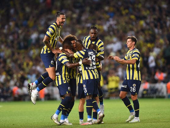 Fußball, EL-Quali, Fenerbahce Istanbul - 1. FC Slovacko Uherske Hradiste Fenerbahce SK players celebrates for Emre Mor s goal during the UEFA Europa League Third Qualifying Round first Leg match between Fenerbahce SK and FC Slovacko at Ulker Stadium in Istanbul Turkey on August 04 , 2022. ( Photo by Seskimphoto ) 