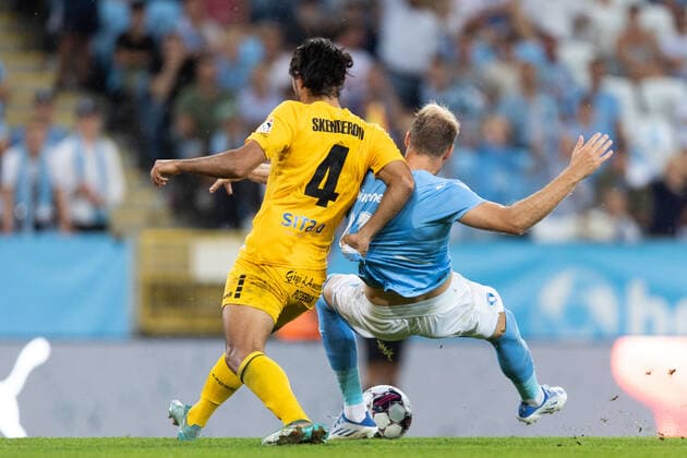 220804 Aldin Skenderovic of Diddeleng and Ola Toivonen of Malmö FF during the UEFA Europa League qualification match between Malmö FF and Diddeleng on August 4, 2022 in Malmö Photo Mathilda Ahlberg BILDBYRAN COP 240 MA0288 fotboll football soccer fotball uefa europa league kval qualifying round qualification malmö ff diddeleng bbeng dudelange,  Copyright: MATHILDAxAHLBERG BB220804BB289
