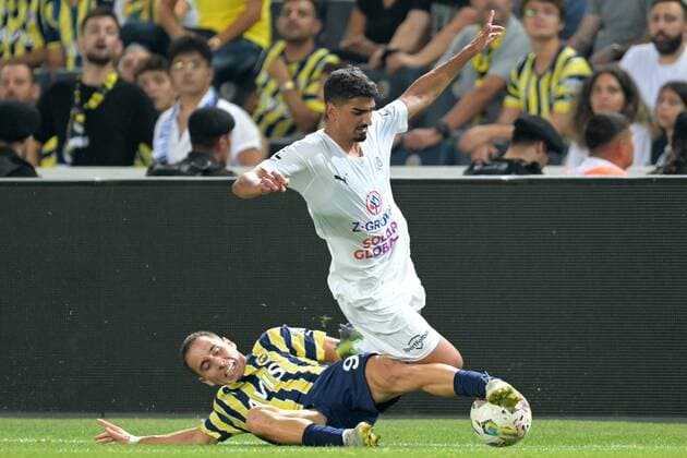 ISTANBUL lr Emre Mor of Fenerbahce SK, Merchas Doski of 1 FC Slovacko during the UEFA Europa League Third Qualifying Round match between Fenerbahce SK and 1 FC Slovacko at Fenerbahce Sukru Saracoglu Stadium on August 4, 2022 in Istanbul, Turkey ANP Dutch Height UEFA Europa League, Third Qualifying Round, First Leg 2022 2023 xVIxANPxSportx xGerritxvanxKeulenxIVx 452685252 originalFilename: 452685252.jpg
