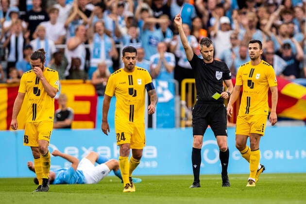 220804 Charles Morren of Diddeleng looks dejected after reviewing a red card during the UEFA Europa League qualification match between Malmö FF and Diddeleng on August 4, 2022 in Malmö Photo Mathilda Ahlberg BILDBYRAN COP 240 MA0288 fotbol football soccer fotball uefa europa league qualifying round qualification malmö ff diddeleng bbeng dudelange depp,  Copyright: MATHILDAxAHLBERG BB220804BB380