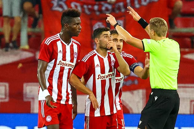 Fußball, EL-Quali, Olympiakos Piräus - SK Slovan Bratislava Olympiacos F.C. v Slovan Bratislava UEFA Europa League Pape Abou Cissé , Georgios Masouras and Sokratis Papastathopoulos of Olympiacos F.C. complain to Match referee Lawrence Visser (BEL) for allowing Slovan Bratislava goal during the UEFA Europa League Third Qualifying Round First Leg match at Karaiskakis Stadium, Piraeus Content Not Available For UK Newspapers Copyright: xYannisxHalasx FIL-17174-0030 UK Newspapers OUT