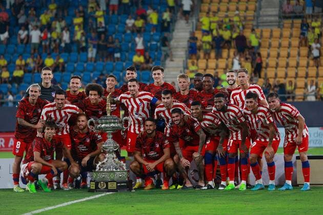 Bilder des Jahres 2022, Sport 08 August Sport Themen der Woche KW31 Sport Bilder des Tages Mandatory Credit: Photo by Pressinphoto Shutterstock (13067898p) Atletico de Madrid team group, Mannschaftsbild, Totale with the Trophy Cadiz CF v Atletico de Madrid, Pre-Season Trophy Ramon de Carranza. Football, NUevo Mirandilla Stadium, Cádiz, Spain - 4 Aug 2022 EDITORIAL USE ONLY No use with unauthorised audio, video, data, fixture lists (outside the EU), club league logos or live services. Online in-match use limited to 45 images (+15 in extra time). No use to emulate moving images. No use in betting, games or single club league player publications services. Cadiz CF v Atletico de Madrid, Pre-Season Trophy Ramon de Carranza. Football, NUevo Mirandilla Stadium, Cádiz, Spain - 4 Aug 2022 EDITORIAL USE ONLY No use with unauthorised audio, video, data, fixture lists (outside the EU), club league logos or live services. Online in-match use limited to 45 images (+15 in extra time). No use to emulate moving images. No use in betting, games or  Copyright: xPressinphoto Shutterstockx 13067898p
