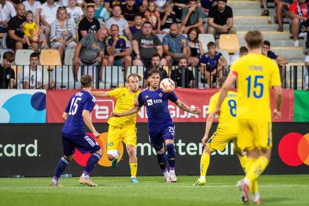 August 4, 2022, Maribor, Slovenia: Andraz Zinic (C) of NK Maribor and Santeri Vaananen (L2) of HJK Helsinki seen in action during the UEFA Europa League third qualifying round, first leg match at the Stadion Ljudski vrt in Maribor..Final score: NK Maribor 0:2 HJK Helsinki Maribor Slovenia - ZUMAs197 20220804_zaa_s197_103 Copyright: xMilosxVujinovicx